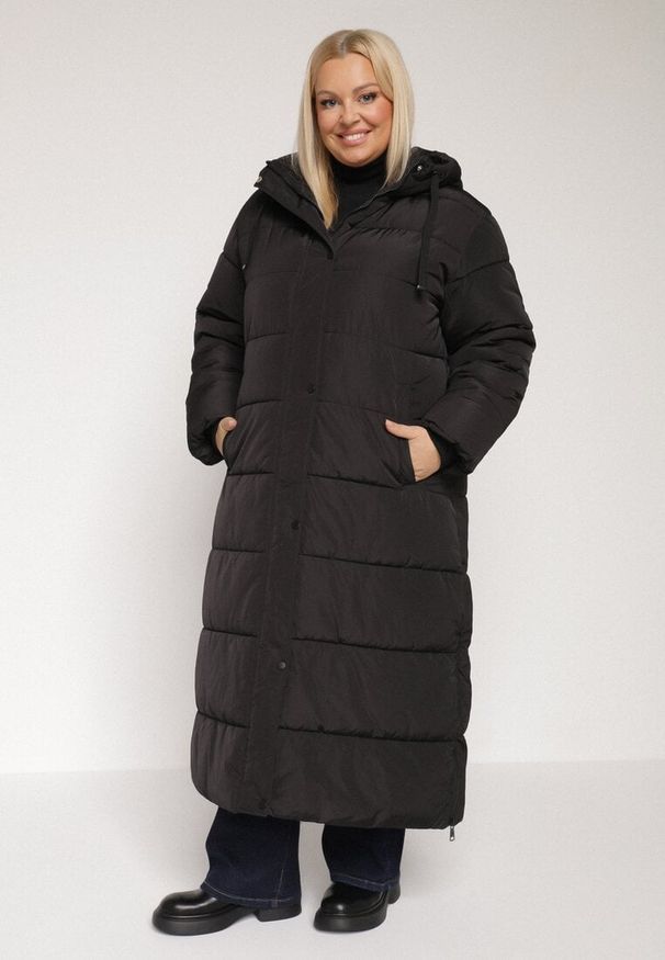 Born2be - Czarna Zimowa Kurtka Pikowana o Długim Kroju z Kapturem i Bocznymi Suwakami Mevorria. Okazja: na spacer. Typ kołnierza: kaptur. Kolekcja: plus size. Kolor: czarny. Materiał: dzianina, jeans. Długość: długie. Sezon: zima