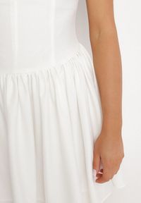 Born2be - Biała Rozkloszowana Sukienka Ozdobiona Kwadratowym Dekoltem Halelira. Okazja: na co dzień. Typ kołnierza: dekolt kwadratowy. Kolor: biały. Wzór: aplikacja. Typ sukienki: rozkloszowane, proste. Styl: klasyczny, casual, elegancki #7