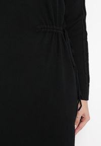 Born2be - Czarna Sukienka Mini ze Sweterkowego Materiału z Półgolfem Ściągana Sznurkiem Docaliva. Kolor: czarny. Materiał: materiał. Długość: mini