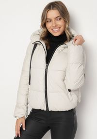 Born2be - Biała Pikowana Kurtka Puffer z Kapturem i Ozdobnymi Taśmami Relania. Okazja: na spacer, na co dzień. Typ kołnierza: kaptur. Kolor: biały. Materiał: dzianina, skóra, poliester. Styl: casual #3