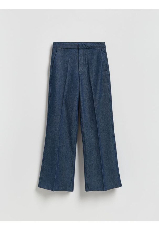 Reserved - Jeansy flare z kantem - granatowy. Kolor: niebieski