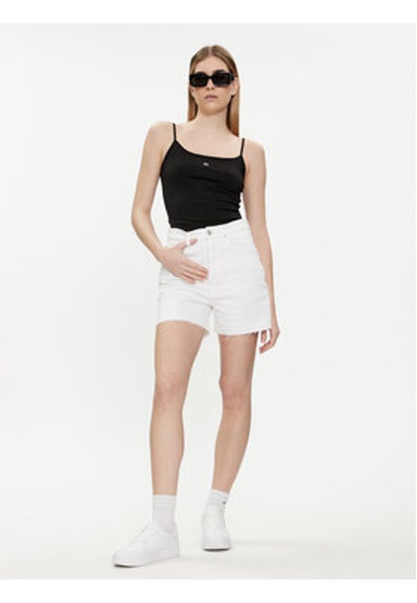 Tommy Jeans Szorty jeansowe DW0DW17636 Biały Mom Fit. Kolor: biały. Materiał: bawełna