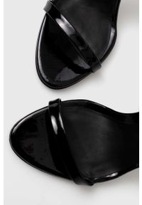 Calvin Klein sandały skórzane kolor czarny. Zapięcie: klamry. Kolor: czarny. Materiał: skóra. Wzór: gładki. Obcas: na obcasie. Wysokość obcasa: średni #2