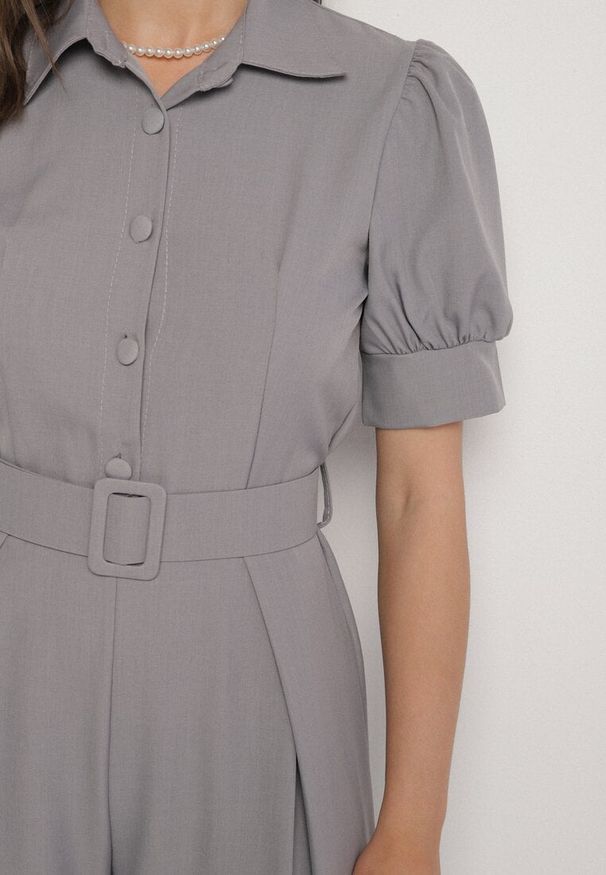 Born2be - Szary Taliowany Kombinezon z Ozdobną Klamrą Filateia. Kolor: szary. Styl: elegancki