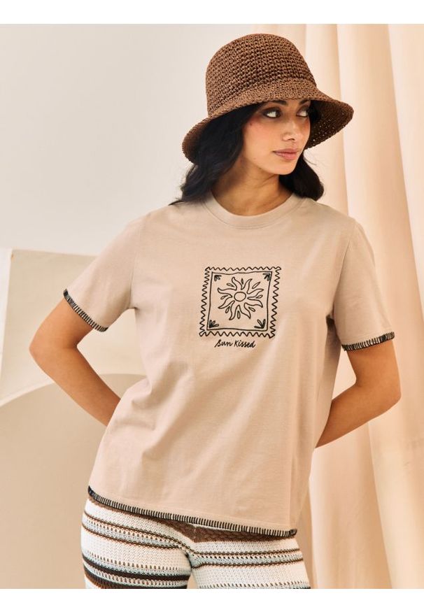 Sinsay - Bawełniana koszulka z haftem - beżowy. Kolor: beżowy. Materiał: bawełna. Wzór: haft