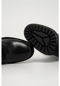 Karl Lagerfeld - Botki skórzane. Nosek buta: okrągły. Zapięcie: sznurówki. Kolor: czarny. Materiał: skóra. Szerokość cholewki: normalna. Obcas: na obcasie. Styl: klasyczny. Wysokość obcasa: średni #4