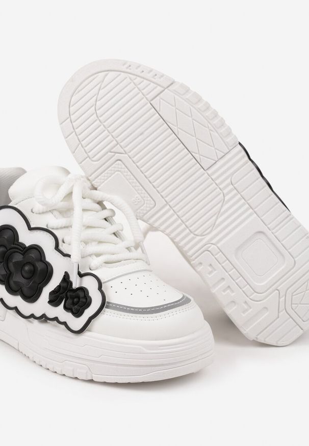 Renee - Biało-Czarne Sneakersy na Niskiej Platformie z Ozdobnymi Kwiatkami na Boku Benavilla. Nosek buta: okrągły. Zapięcie: sznurówki. Kolor: biały. Materiał: materiał. Wzór: kwiaty. Obcas: na platformie. Wysokość obcasa: niski