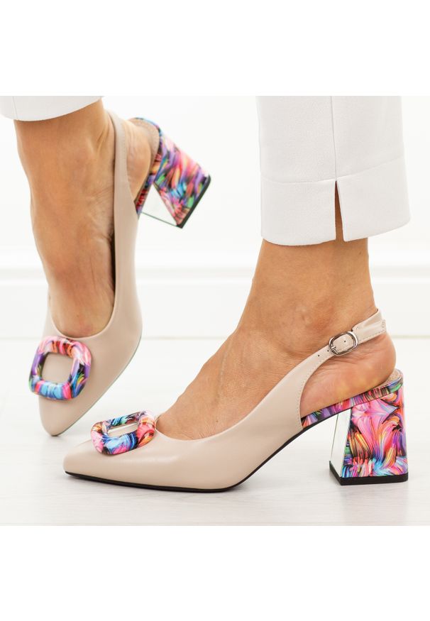 Beżowe czółenka damskie na słupku Vinceza 62289. Okazja: na wesele, na ślub cywilny. Kolor: beżowy. Szerokość cholewki: normalna. Wzór: kolorowy, aplikacja. Materiał: skóra. Sezon: wiosna, lato. Obcas: na słupku. Styl: elegancki, wizytowy. Wysokość obcasa: średni