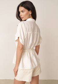 Born2be - Beżowa Letnia Koszula z Krótkim Rękawem i Troczkiem w Talii Barbialla. Okazja: na co dzień. Kolor: beżowy. Materiał: jeans, materiał. Długość rękawa: krótki rękaw. Długość: krótkie. Wzór: gładki. Sezon: lato. Styl: casual, klasyczny #4