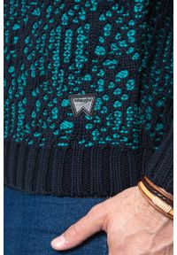 Wrangler - MĘSKI SWETER WRANGLER JACQUARD KNIT DARK NAVY W8641QHAE. Kolor: niebieski. Materiał: dzianina, skóra, żakard