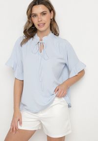 Born2be - Jasnoniebieska Bluzka Ozdobiona Wiązaniem i Falbanami Fademina. Okazja: na co dzień. Kolor: niebieski. Materiał: jeans. Wzór: aplikacja. Styl: klasyczny, casual #7