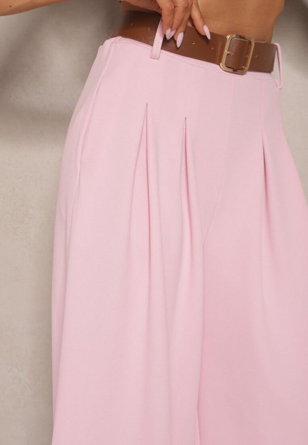 Renee - Różowe Spodnie o Szerokim Kroju High Waist Ozdobione Paskiem Rasalle. Okazja: na co dzień. Stan: podwyższony. Kolor: różowy. Wzór: aplikacja. Styl: casual, elegancki