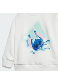 Adidas - Zestaw adidas Disney Lilo & Stitch Jogger Kids. Kolor: biały, niebieski, wielokolorowy. Wzór: motyw z bajki. Styl: młodzieżowy