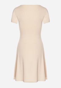 Born2be - Jasnobeżowa Rozkloszowana Sukienka z Wiskozą i Kwadratowym Dekoltem Milirella. Okazja: na co dzień. Typ kołnierza: dekolt kwadratowy. Kolor: beżowy. Materiał: wiskoza. Styl: klasyczny, casual, elegancki #7