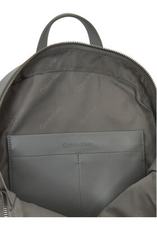 Calvin Klein Plecak Embossed Calvin Round Backpack K60K613185 Szary. Kolor: szary. Materiał: skóra