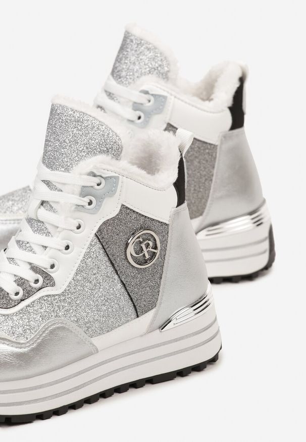 Born2be - Srebrne Sportowe Botki na Płaskiej Podeszwie z Metalicznymi Wstawkami i Brokatem Benali. Okazja: na co dzień. Zapięcie: sznurówki. Kolor: srebrny. Materiał: jeans. Obcas: na płaskiej podeszwie