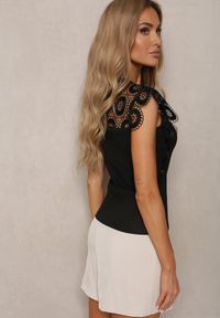 Renee - Czarna Koronkowa Bluzka Top z Bawełny z Guzikami Wedidia. Okazja: na spotkanie biznesowe. Kolor: czarny. Materiał: bawełna, koronka. Długość rękawa: krótki rękaw. Długość: krótkie. Wzór: koronka. Styl: biznesowy, elegancki #2