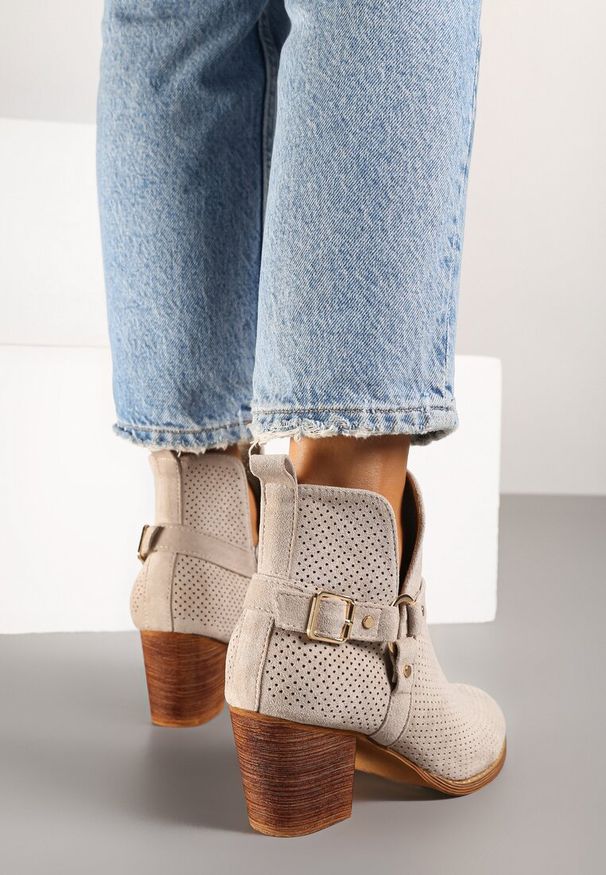 Born2be - Jasnobeżowe Botki Vices na Obcasie w Kowbojskim Stylu Ozdobione Klamrą Korfedi. Okazja: na co dzień. Zapięcie: klamry. Kolor: beżowy. Wzór: aplikacja. Materiał: jeans, skóra. Sezon: jesień, wiosna. Obcas: na obcasie. Styl: casual. Wysokość obcasa: średni