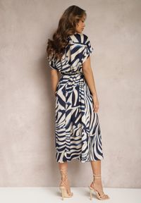 Renee - Beżowo-Granatowa Midi Sukienka Pudełkowa w Animal Print z Paskiem Avula. Kolor: beżowy. Wzór: nadruk. Styl: klasyczny, elegancki. Długość: midi