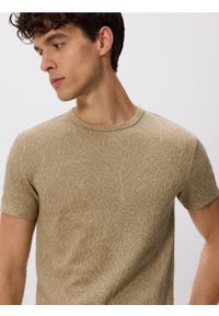 Reserved - Strukturalny t-shirt slim - beżowy. Kolor: beżowy. Materiał: bawełna, dzianina