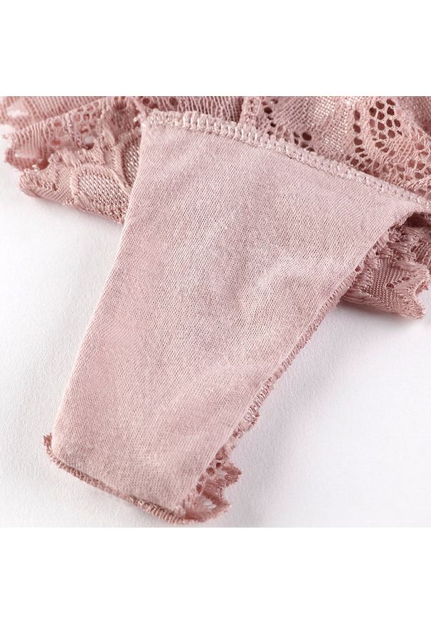 Intica - Stringi koronkowe biodrówki z subtelnymi zdobieniami Gertrud. Kolor: czerwony. Materiał: koronka. Wzór: aplikacja