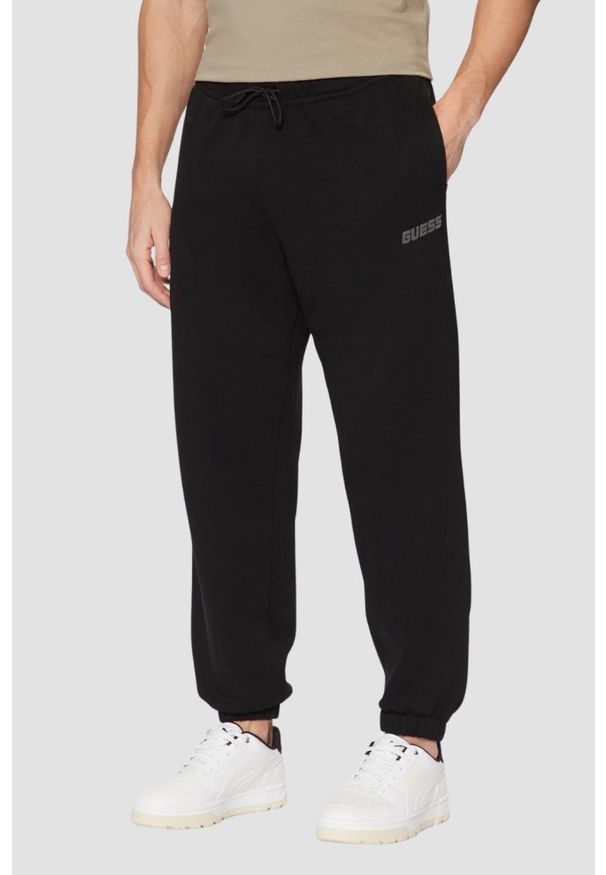 Guess - GUESS Czarne męskie spodnie dresowe Emis, Rozmiar L. Kolor: czarny. Materiał: dresówka