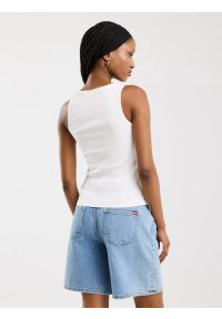 Big-Star - Koszulka damska na ramiączkach z ozdobnymi guzikami biała Messa 100. Typ kołnierza: dekolt w kształcie V. Kolor: biały. Materiał: jeans, materiał, prążkowany. Długość rękawa: na ramiączkach. Sezon: lato. Styl: elegancki #7