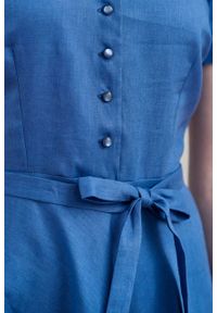 Marie Zélie - Sukienka Rosa lniana ciemnoniebieska. Typ kołnierza: kokarda. Kolor: niebieski. Materiał: len. Długość rękawa: krótki rękaw. Długość: midi #2