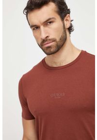 Guess t-shirt bawełniany kolor brązowy z aplikacją. Kolor: brązowy. Materiał: bawełna. Wzór: aplikacja. Styl: klasyczny #2