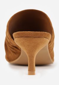 Born2be - Brązowe Klapki Japonki VICES na Kaczuszce z Paskiem na Palec i Marszczeniem Orylle. Okazja: na co dzień, na spacer. Kolor: brązowy. Materiał: satyna. Sezon: lato. Obcas: na szpilce. Styl: casual, klasyczny, elegancki #5