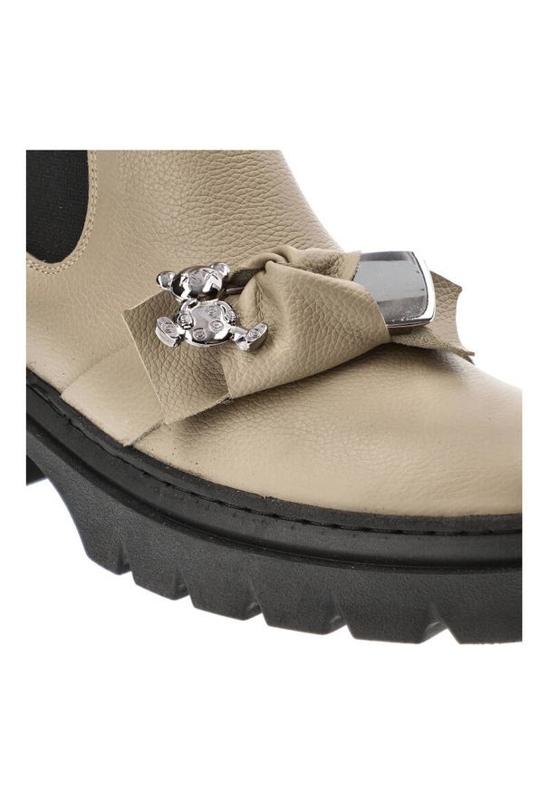 Beżowe Botki Karino Modne Obuwie Damskie. Zapięcie: klamry. Kolor: beżowy. Materiał: skóra. Wzór: gładki