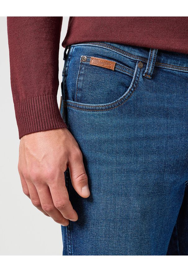 Wrangler - WRANGLER MĘSKIE SPODNIE TEXAS SLIM DARK TRAILS Dark Trails 112358220 W12S008815