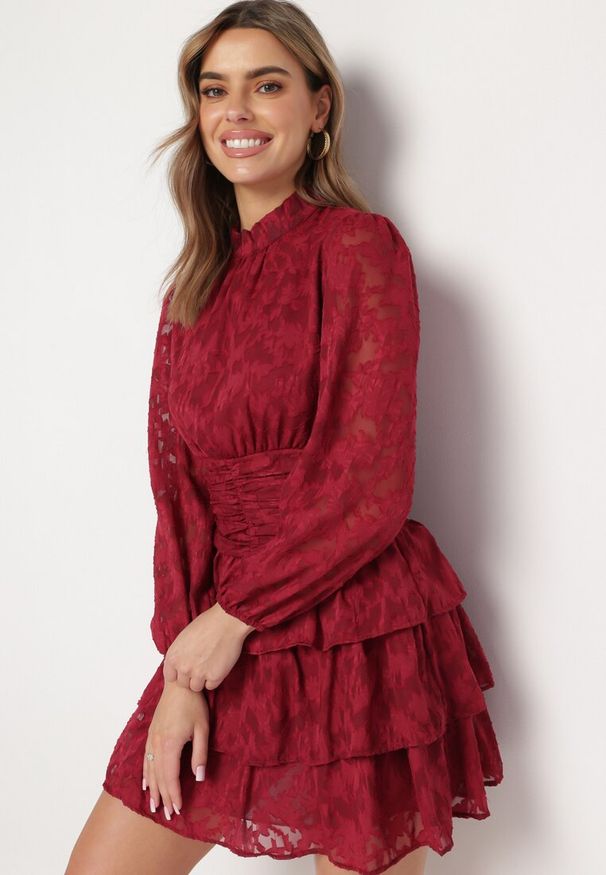 Born2be - Czerwona Taliowana Sukienka Mini Koronkowa z Falbankami Ciluna. Okazja: na co dzień. Typ kołnierza: kołnierz z falbankami. Kolor: czerwony. Materiał: koronka. Wzór: aplikacja. Styl: casual, elegancki, klasyczny. Długość: mini