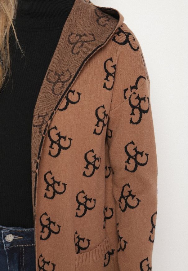 Born2be - Brązowy Kardigan z Geometrycznym Motywem Ralanis. Kolor: brązowy. Materiał: jeans. Wzór: geometria. Styl: elegancki, klasyczny