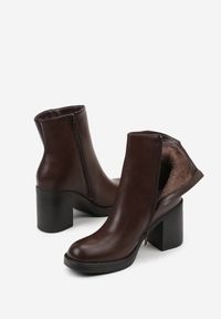 Born2be - Brązowe Minimalistyczne Botki do Kostki na Słupkowym Obcasie Esmeliana. Okazja: na spotkanie biznesowe, do pracy, na co dzień. Kolor: brązowy. Materiał: jeans. Szerokość cholewki: normalna. Obcas: na obcasie. Styl: biznesowy, casual, elegancki. Wysokość obcasa: średni #7