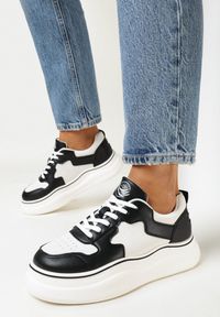 Born2be - Biało-Czarne Sneakersy Listea. Nosek buta: okrągły. Kolor: biały. Materiał: materiał, skóra ekologiczna. Szerokość cholewki: normalna. Obcas: na platformie #5