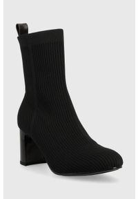TOMMY HILFIGER - Tommy Hilfiger botki FEMININE ESSENTIAL KNIT damskie kolor czarny na słupku FW0FW07405. Nosek buta: okrągły. Kolor: czarny. Materiał: skóra, materiał, włókno. Obcas: na słupku. Wysokość obcasa: średni #3