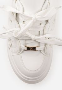 Renee - Białe Sneakersy Vices na Płaskiej Podeszwie z Geometryczną Aplikacją Nelenith. Okazja: na co dzień. Kolor: biały. Materiał: jeans. Wzór: aplikacja, geometria. Obcas: na płaskiej podeszwie #5
