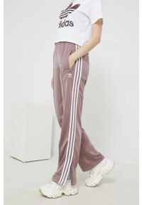 adidas Originals spodnie dresowe damskie kolor fioletowy gładkie. Kolor: fioletowy. Materiał: dresówka. Wzór: gładki #1