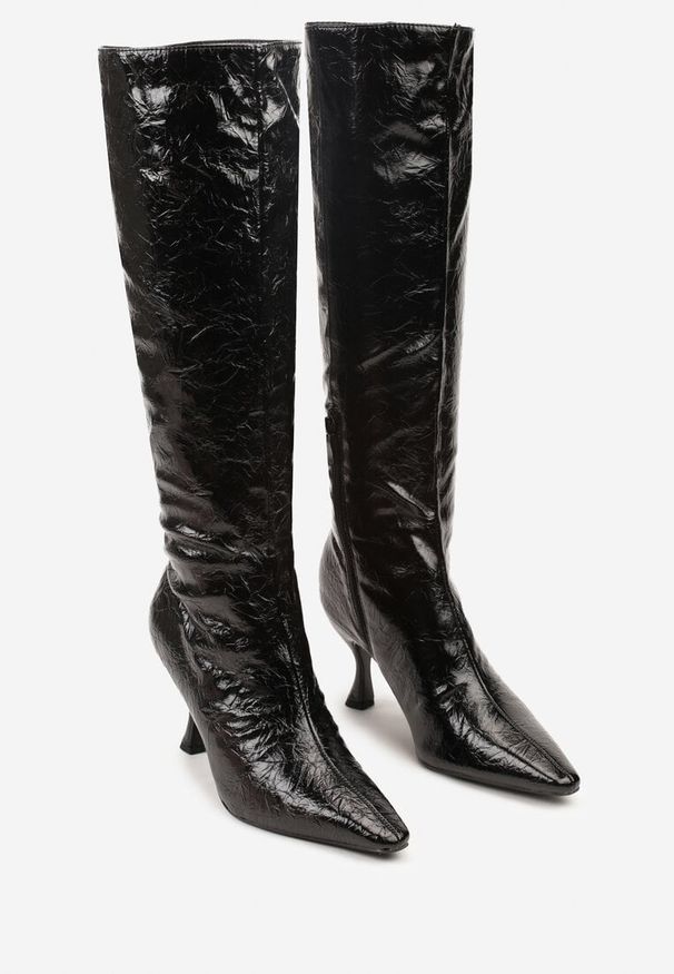 Renee - Czarne Kozaki Vices na Szpilce w Stylu Slouchy z Efektem Cracked Todvire. Okazja: na co dzień. Kolor: czarny. Materiał: jeans. Obcas: na szpilce. Styl: elegancki, casual