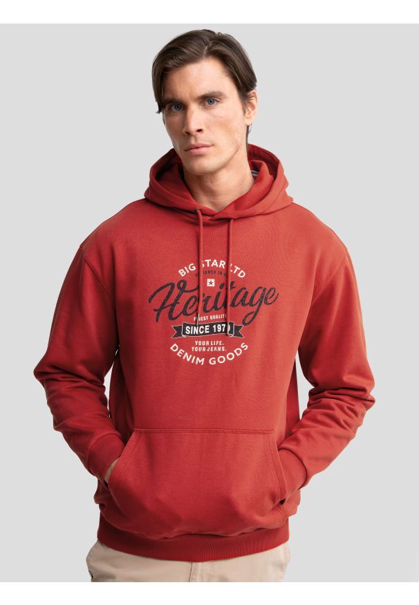 Big-Star - Bluza męska z kapturem z nadrukiem ceglasta Herity 704. Okazja: na co dzień. Typ kołnierza: kaptur. Kolor: czerwony. Materiał: dzianina, jeans. Wzór: nadruk. Styl: casual