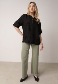 Born2be - Czarna Koszula z Wiskozy z Haftowanymi Kwiatami Sylimeine. Okazja: na co dzień. Kolekcja: plus size. Kolor: czarny. Materiał: wiskoza. Wzór: haft, kwiaty. Sezon: lato. Styl: casual, klasyczny #2