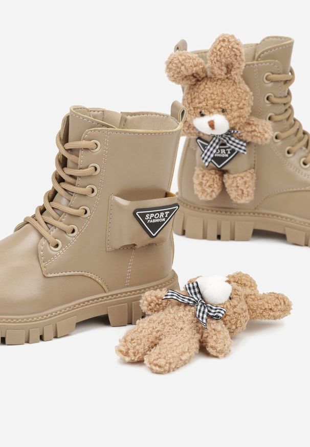 Born2be - Ciemnobeżowe Botki Workery Ozdobione Królikiem 3D Retisa. Okazja: na co dzień. Kolor: beżowy. Materiał: jeans. Wzór: aplikacja. Styl: elegancki, casual