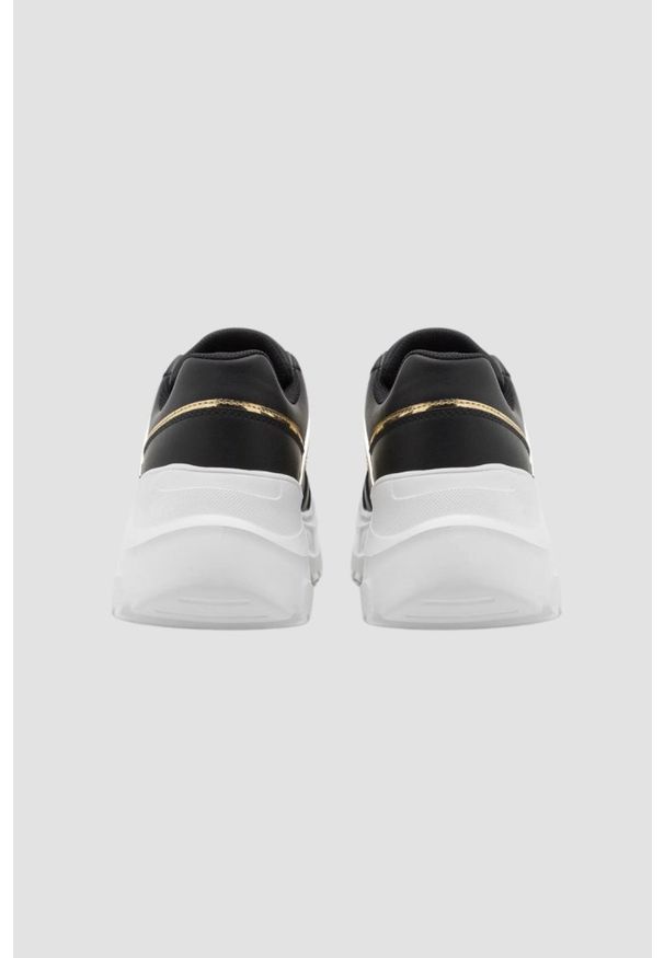 Just Cavalli - JUST CAVALLI Czarne sneakersy ze złotym logo Fondo Casper. Kolor: czarny