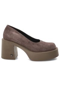 Brązowe Półbuty Karino Eleganckie Obuwie Damskie Na Obcasie. Okazja: na co dzień. Kolor: brązowy. Materiał: welur. Wzór: aplikacja. Obcas: na obcasie. Styl: elegancki. Wysokość obcasa: średni #2