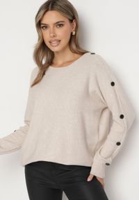 Born2be - Beżowy Sweter z Dodatkiem Bawełny i Wiskozy z Guzikami na Rękawach Ciasine. Okazja: na co dzień. Kolekcja: plus size. Kolor: beżowy. Materiał: wiskoza, bawełna. Długość rękawa: długi rękaw. Długość: długie. Styl: casual #4