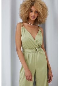 Answear Lab kombinezon kolor zielony z dekoltem w szpic. Kolor: zielony. Długość rękawa: na ramiączkach. Styl: wakacyjny #2