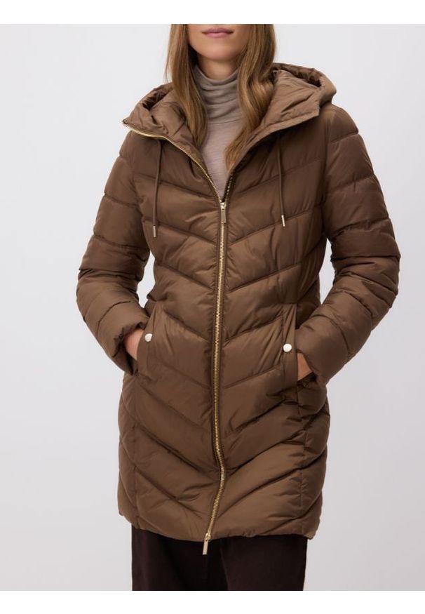 Reserved - Pikowana kurtka - brązowy. Kolor: brązowy. Materiał: tkanina. Długość: długie. Wzór: gładki