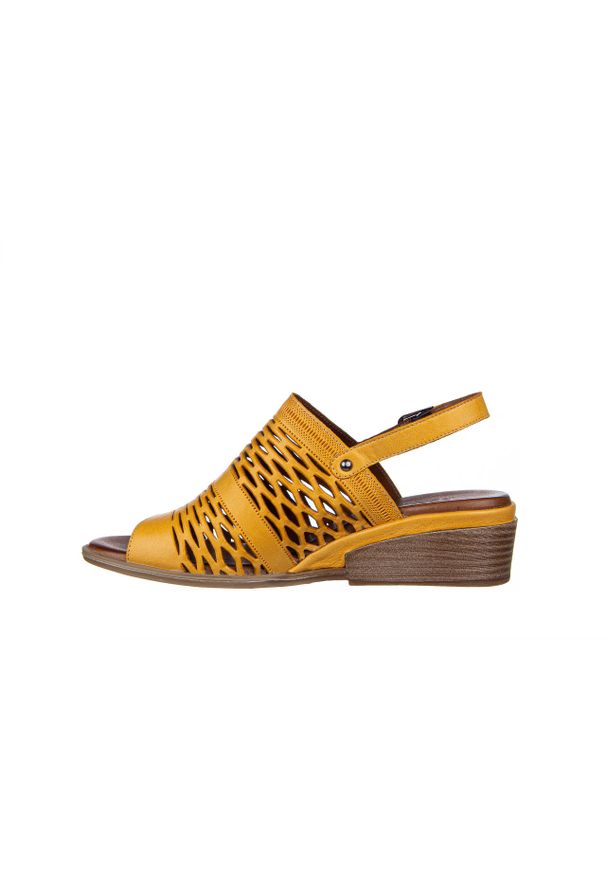 Sandały Bayla-161 061 1600 Noce 161200, Żółty, Skóra naturalna. Nosek buta: otwarty. Zapięcie: sprzączka. Kolor: żółty. Materiał: skóra. Obcas: na koturnie. Wysokość obcasa: średni