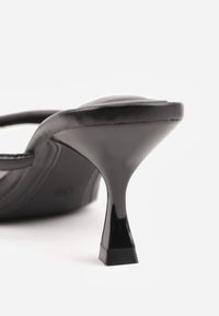 Born2be - Czarne Klapki Japonki na Obcasie Typu Kaczuszka Livnara. Okazja: na co dzień. Kolor: czarny. Materiał: len. Obcas: na obcasie. Styl: casual, elegancki. Wysokość obcasa: średni #4